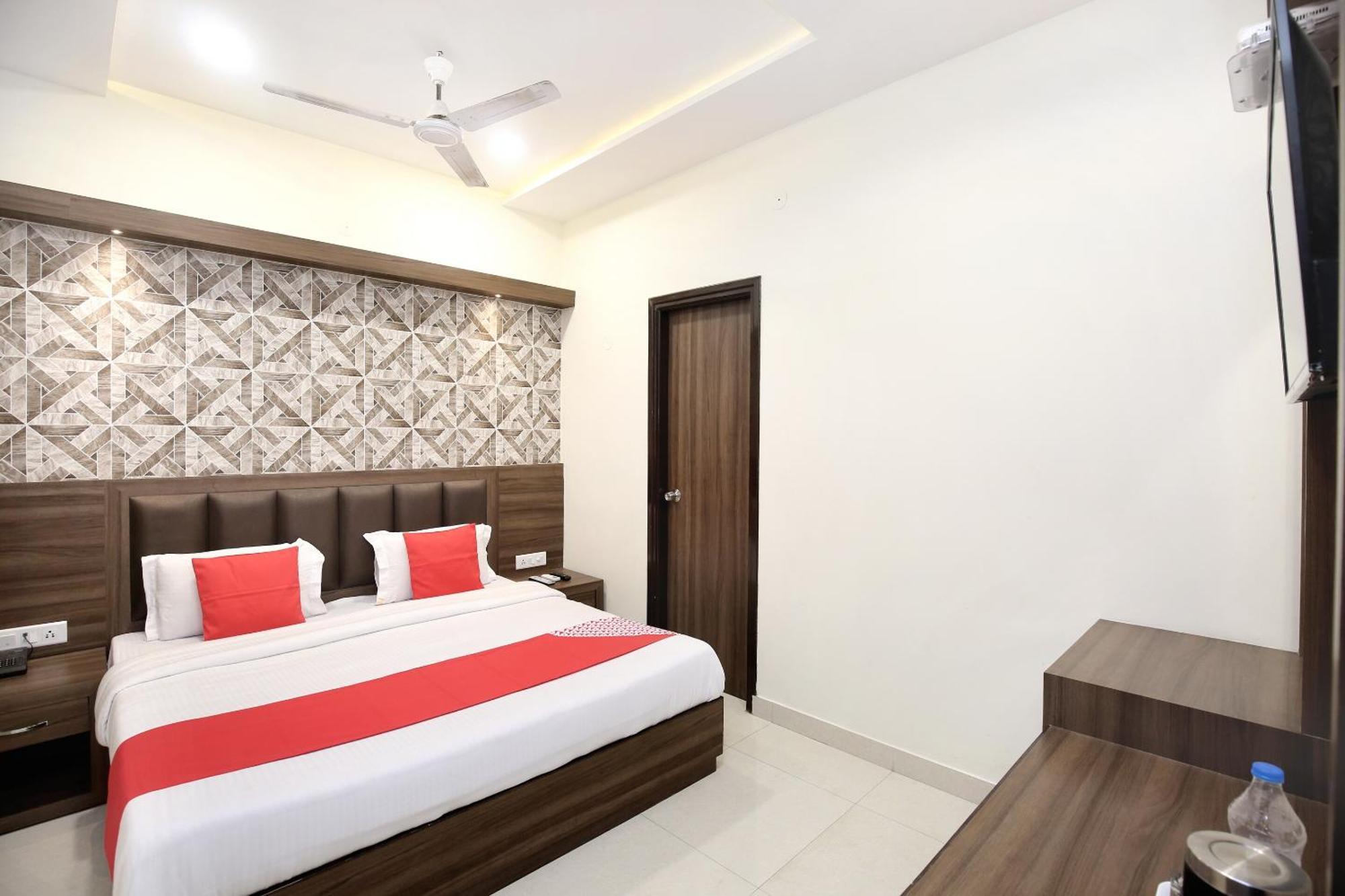 Oyo 17307 Hotel Kings Amritsar Exterior photo